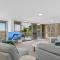 Oceanfront apartment on top of point Cartwright - Buddina