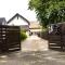 Holiday Home Vegas - HOUSE AND GARTEN FOR EXCLUSIVE USE