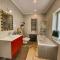 Holiday Home Vegas - HOUSE AND GARTEN FOR EXCLUSIVE USE