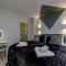 MK CITY CENTRE, THE DIAMOND SUITE, FREE Parking Space, PREMIUM SPACIOUS Apartment with FOOSBALL TABLE
