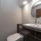 MK CITY CENTRE, THE DIAMOND SUITE, FREE Parking Space, PREMIUM SPACIOUS Apartment with FOOSBALL TABLE
