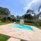 Cabaña amplia con piscina, naturaleza y cercana