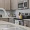 Luxe 2B/2B Getaway - Pool, Gym, Garage, Pet Wash