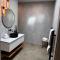 INDICA HEMP HOUSE - Multi Award Winning-Luxury-Eco designed house-lake views-hot tub-Cinema