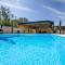 VILLA GEORGE z ogrevanim bazenom in vrtno kuhinjo