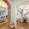 Casa Rosalba, spacious Home with Elevator along Via Guinigi inside the Lucca Walls