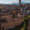 Casa Rosalba, spacious Home with Elevator along Via Guinigi inside the Lucca Walls