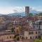 Casa Rosalba, spacious Home with Elevator along Via Guinigi inside the Lucca Walls