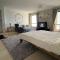 Sunset Oasis: Beachfront Studio - Dubaj