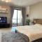 Sunset Oasis: Beachfront Studio - Dubaj