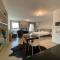 Sunset Oasis: Beachfront Studio - Dubaj