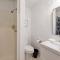 Cheerful Kirkland Home w&AC Big Yard,Walk to Beach