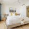SILK - New Modern Condo 400m to the Beach
