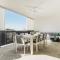 SILK - New Modern Condo 400m to the Beach