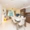 Brand New 2BR Apt with Palm Views and Private Beach - High Floor - Dubaj