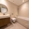Brand New 2BR Apt with Palm Views and Private Beach - High Floor - Dubaj