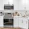 Lux Beachside 2nd Floor Condo 4 Steps to the Beach! - جونو بيتش