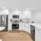 Lux Beachside 2nd Floor Condo 4 Steps to the Beach! - جونو بيتش