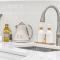 Lux Beachside 2nd Floor Condo 4 Steps to the Beach! - جونو بيتش