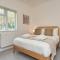 The Penthouse In Bonchurch Village by Greenstay Serviced Accommodation - Stunning 3 Bed Apt With Parking & Sea Views - The Perfect Choice For Families, Small Groups & Business Travellers