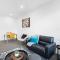 City Scape Hideaway w carpark, spa, pool and gym