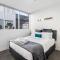 City Scape Hideaway w carpark, spa, pool and gym - Auckland