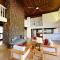 Coral Hale 5br 3ba Luxury Home, AC, Hot Tub and Stunning Views