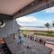 Beach2Anchor, Beachfront 4 bedroom condo with Jacuzzi