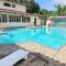 Casas com 2 ou 3 suítes (todas com ar split), com internet privativa 300MBPSno Residencial Nazareth, localizado a aproximadamente 80m da praia de Taperapuã (Arena Axé moi), com piscina, sauna, portaria 24hrs