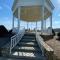 Spacious 2nd floor split level with scenic views of Gloucester - 格洛斯特