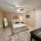 Centrally located Houston Retreat! Sleeps 8, 10 Min to Downtown, Free Parking
