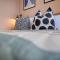 2 Bed Stunning Chic Apartment, Central Gloucester, With Parking, Sleeps 6 - By Blue Puffin Stays - Gloucester