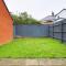 Modern and Cosy 3 Bed House Close to Cardiff City Centre perfect for Family Relocations, Contractors & Groups by Gurkha Stay with Free Parking and Wifi