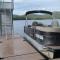 Christys Cottage, Waterfront w/Slide & Ice Shanty