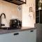 Ultiem ontspannen in luxe en design ingericht Tiny house Onyx in bosrijke omgeving Ultiem ontspannen in luxe en design ingericht Tiny house Onyx in bosrijke omgeving