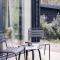 Ultiem ontspannen in luxe en design ingericht Tiny house Onyx in bosrijke omgeving Ultiem ontspannen in luxe en design ingericht Tiny house Onyx in bosrijke omgeving
