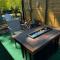 Delightful Patio Retreat with Pool Table in South KC - كانساس سيتي