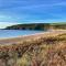 2 BR Beach Woods chalet with parking, 5 mins to beach