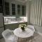 Two on Milner - OAK TREE COTTAGE - Stylish open-plan Guesthouse in Rondebosch