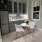 Two on Milner - OAK TREE COTTAGE - Stylish open-plan Guesthouse in Rondebosch