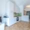 GuestHost - Comfy Apartment with Private Parking