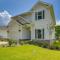 Spacious Freeport Home with Deck and 2 Living Areas! - Freeport