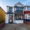 Modern 5 bed home in Ealing, free driveway parking, sleeps 8 - Harrow on the Hill