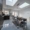 Modern 5 bed home in Ealing, free driveway parking, sleeps 8