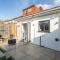 Modern 5 bed home in Ealing, free driveway parking, sleeps 8 - Harrow on the Hill