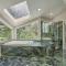 Woodlands Contemporary 4BR3Bath with heated Pool and Spa