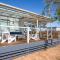 Breathe - Pet Friendly - 2 Mins Walk to Beach