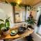 Bild Bali-Style Tinyhaus am Wald