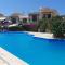 Eva Gardens corner house with stunning garden and huge swimming pool next to CORAL BAY