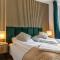 Chic 1BR and 1LR with Kingbed, 9 min to City Center via Metro - 维也纳